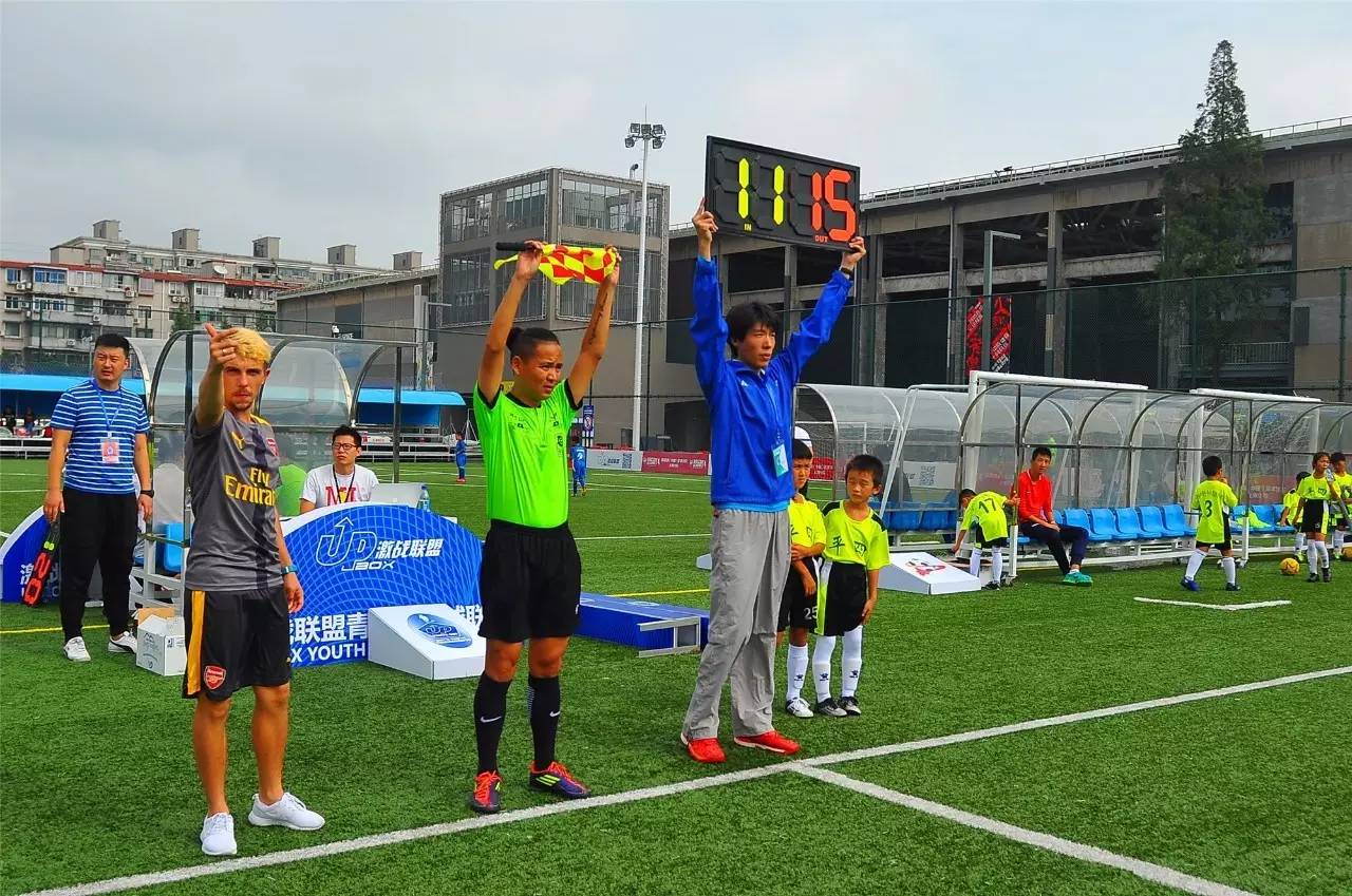  足球季后赛掀起高潮，江汉巨龙队鏖战江南迅豹队，老将里程碑之夜——定位球制造杀机-九游会网站平台